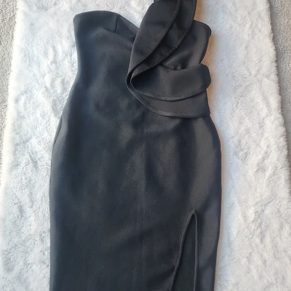 Chic One-Shoulder Black Ruffle Bodycon Dress - Picture 10 of 12